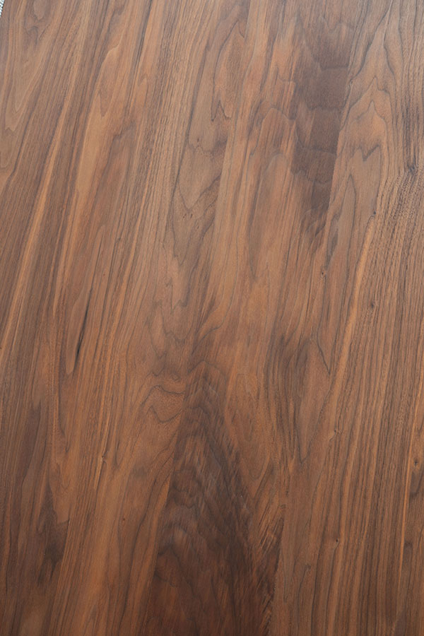 メンテナンス後のオイル仕上げテーブル(WILD WOOD DINING TABLE)。深い色合いと艶が戻った状態