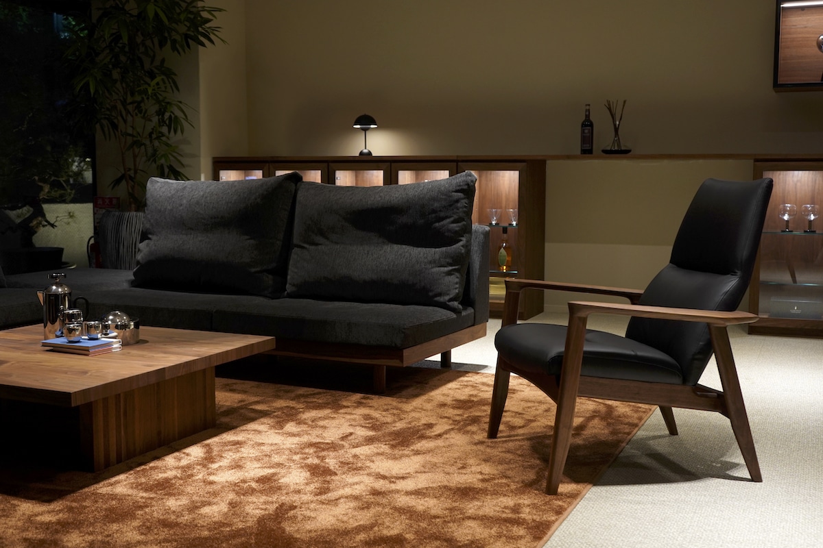 R42 LOUNGE CHAIR